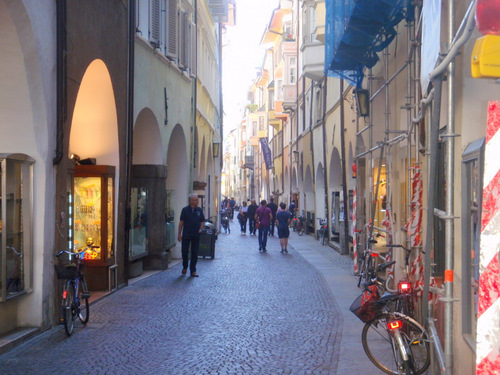 Bozen/Bolzano's main shopping Promenade.